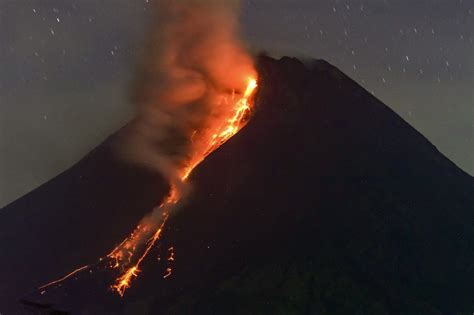 Merapi volcano erupts, spews hot lava - Archipelago - The Jakarta Post