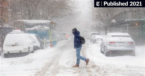 NY Braces for Second Day of Snow - The New York Times