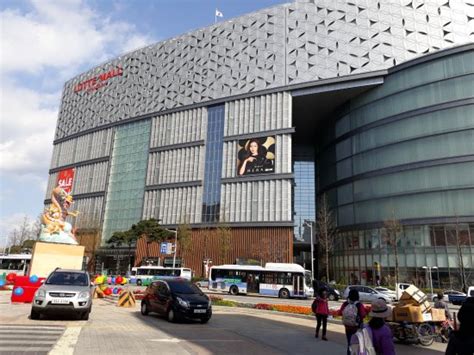 Lotte Mall from the street - Изображение Lotte Department Store Busan Main, Пусан - TripAdvisor