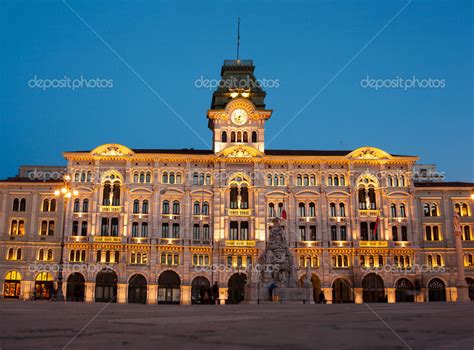 Piazza Unita d'Italia, Trieste — Stock Photo © bepsimage #28656669