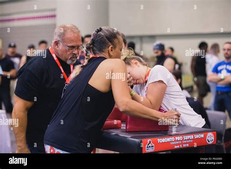 Women arm wrestling hi-res stock photography and images - Alamy