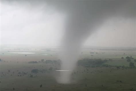 Storm Chaser Uses 4K Drone to Follow Tornado, Amazing Footage Ensues ...