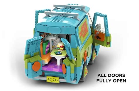 This LEGO Fan-Made Scooby-Doo Mystery Machine Is an Accurate Replica of ...