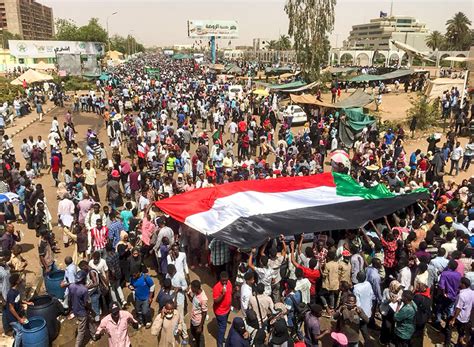 Photos: Sudan Protests Lead to the Removal of President Omar al-Bashir ...