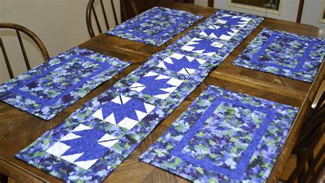 Table runner and place mats. https://www.etsy.com/shop/MagpieQuilts Green Leaf Print, Quilted ...