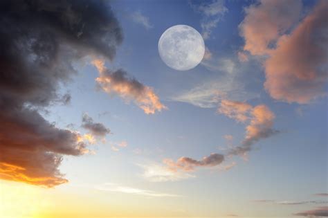 A Daytime Full Moon? - Farmers' Almanac - Plan Your Day. Grow Your Life.