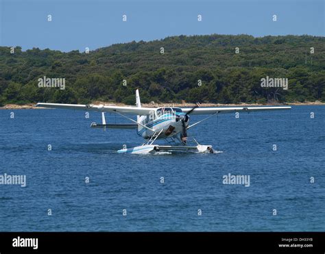 Plane landing on water hi-res stock photography and images - Alamy