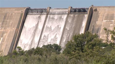 Millerton Lake reaches full capacity, prompting controlled over the top ...