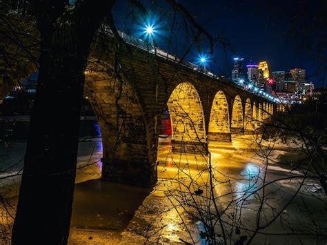 Premium Photo | Illuminated stone arch bridge over mississippi river at night