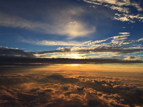 MichaelPocketList: View of sunrise from the summit of Mt. Fuji, Japan [OC] [3624x2448]