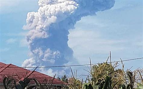 Volcano follows earthquake on Indonesian island | WORLD