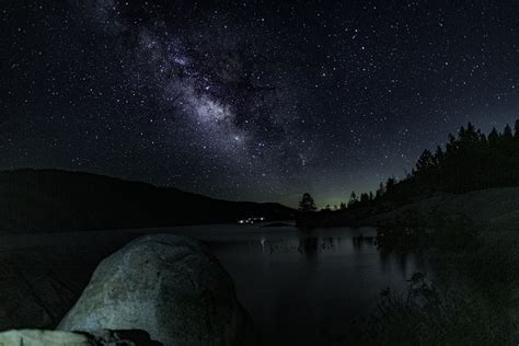 The night sky is filled with stars above a lake photo – Free Usa Image on Unsplash