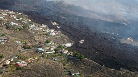 La Palma's airport reopens but no flights as volcano still erupting ...