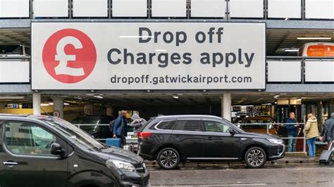 Gatwick airport drop-off charges to rise from £5 to £6 - BBC News