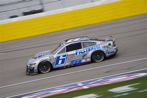 Keselowski Earns Stage Points, Finishes 17th in Las Vegas