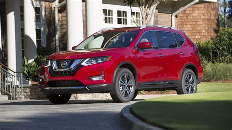 2017 Nissan Rogue hybrid crossover breaks new ground