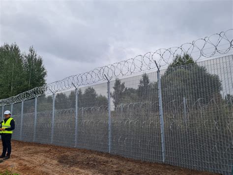 Five kilometers of fence constructed on Latvia-Belarus border / Article