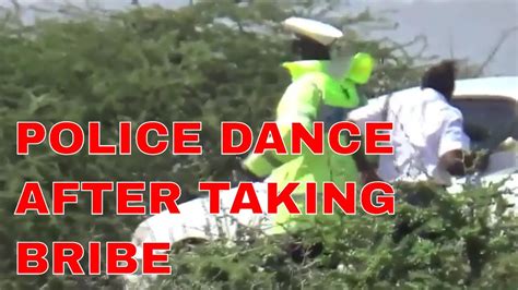 TRAFFIC POLICE DANCE AFTER TAKING BRIBES - YouTube