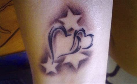 Tatuajes de corazones y estrellas