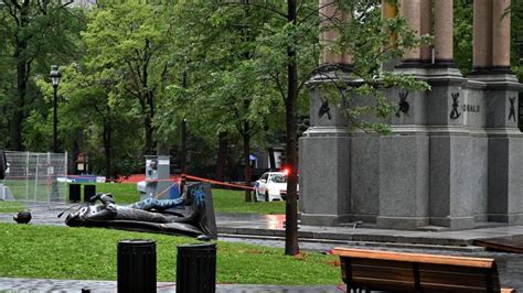 Canada statue of John A Macdonald toppled by activists in Montreal - BBC News