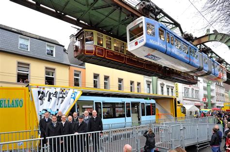 Schwebebahn | Tausende feiern neue Schwebebahn