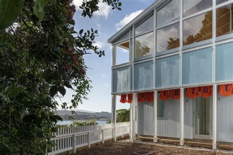 Rewa Beach House in Wellington, New Zealand - e-architect