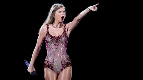 Taylor Swift makes history again while also continuing to support boyfriend Travis Kelce | CNN