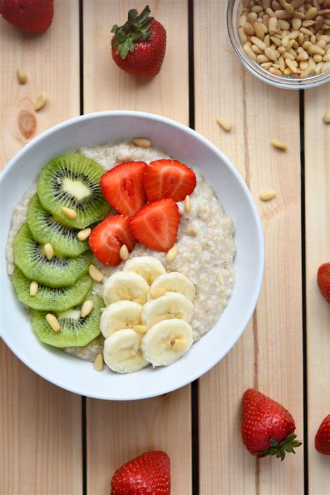 Oatmeal Porridge with Pine Nuts and Fresh Fruits | Klysa