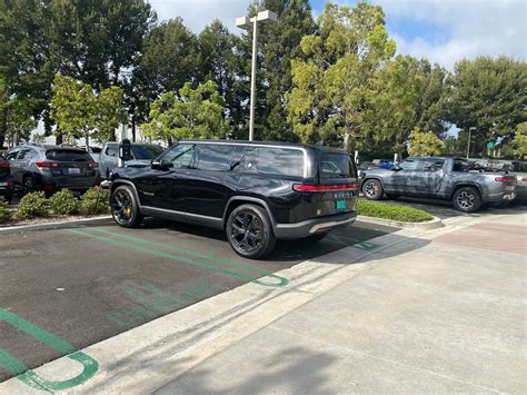 Midnight Black R1S + Black Wheels looks soooo good! 😈 | Rivian Forum ...