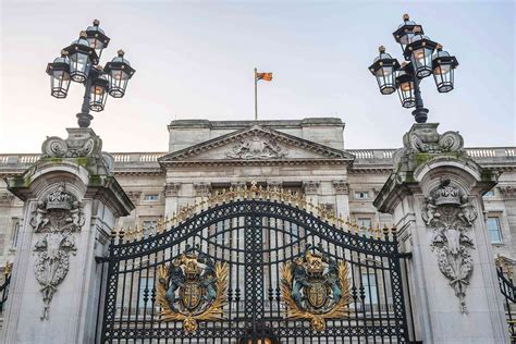 Man Handcuffs Himself to Buckingham Palace Gates as Police Clear Area