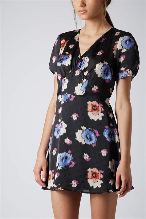 Lyst - Topshop Petite Spot Floral Tea Dress in Black