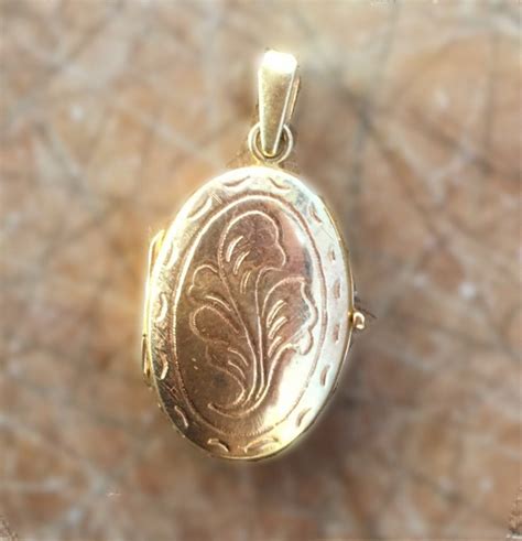 Victorian Gold Locket / Engraved Floral Design