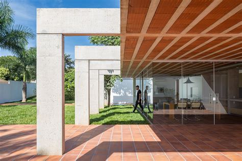 Portico House / BLOCO Arquitetos | ArchDaily