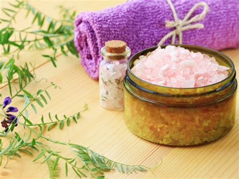 10 Surprising Benefits of Epsom Salt Bath | Organic Facts