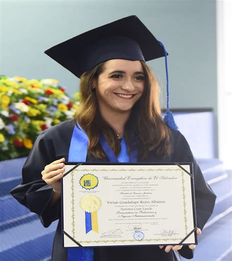 GRADUADOS CON HONORES CENTESIMA GRADUACIÓN - Universidad Evangélica de El Salvador