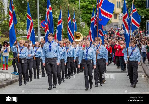 Pfadfinder paradieren mit isländischen Fahnen. Juni 17.-Islands Unabhängigkeitstag, Reykjavik ...