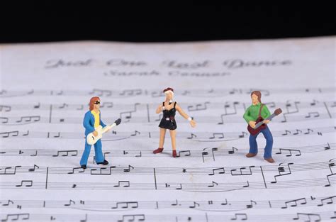 Miniature saxofonist standing on music notes - Creative Commons Bilder