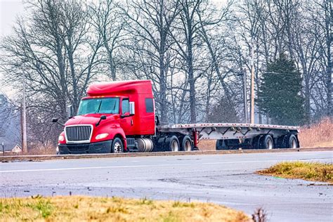 The Ultimate Guide to Flatbed Trucking for Aspiring Truckers