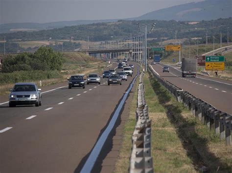 Na putevima Srbije danas se očekuje gust saobraćaj: Veće gužve na naplatnim rampama i granici