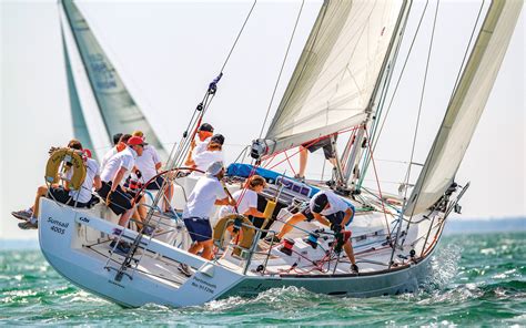 5 expert racing tips: How and when to take tactical sailing gambles