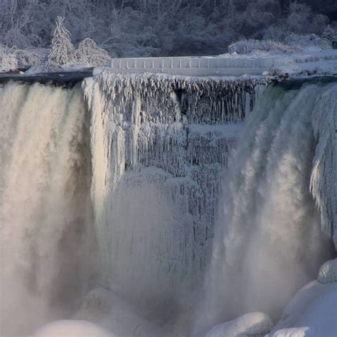 These Photos Of A Frozen Niagara Falls Are Pure Icy Magic