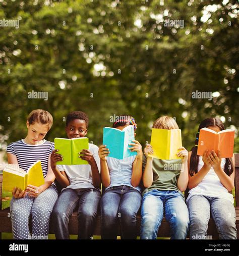 Children reading books hi-res stock photography and images - Alamy