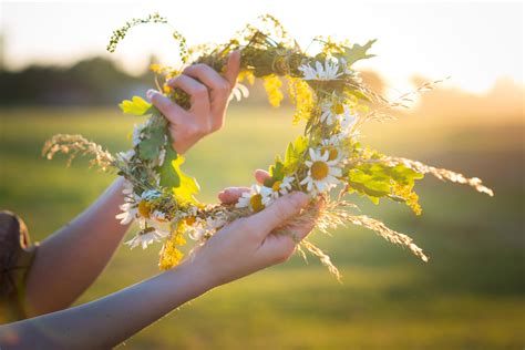 Comment réaliser une couronne de fleurs fraîches