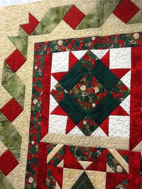 Christmas quilt with a pretty ribbon border. | Ribbon quilt, Quilt patterns, Half square ...