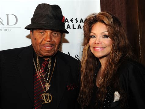 Joe Jackson's famous family mourns the loss on social media