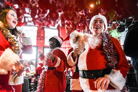 Annual Santacon Bar Crawl Takes Place Through New York City - New ...