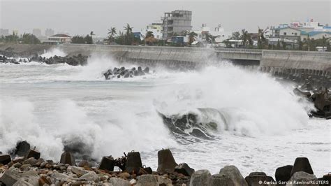 Taiwan: Typhoon Koinu brings heavy rains ahead of landfall – DW – 10/04 ...