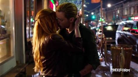 Clary and Jace kiss Shadowhunters 1x09 | Clary et jace, Shadowhunters, Chasseurs d'ombres