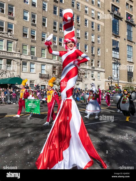 New York, USA. 23rd Nov, 2017. New York, USA, A performer on stilts participates in the 2017 ...