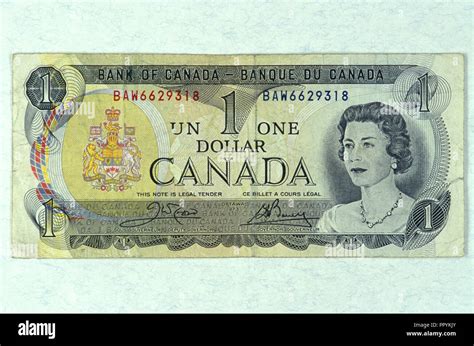 NOT 1213197 PAPER MONEY CANADA 1 DOLLAR QUEEN ELIZABETH SECOND Stock Photo - Alamy